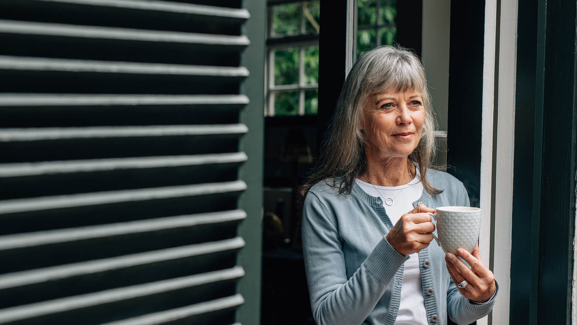 vrouw houdt een kopje vast